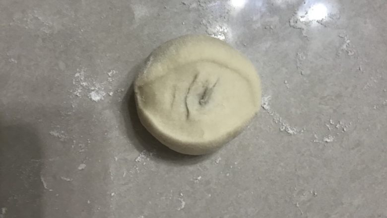 鲜肉包子,取一个面团,切口朝上。