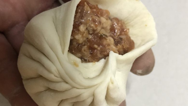 鲜肉包子,左手母子在中间,用右手母子和食指来捏折子,边捏左手边转动。