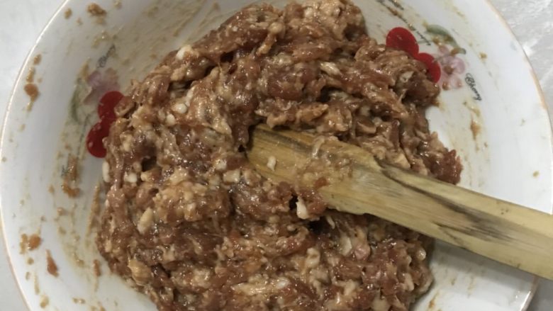 鲜肉包子,把肉馅中的食材分次加入,葱姜水过滤到肉馅里,顺一个方向搅拌上劲。
