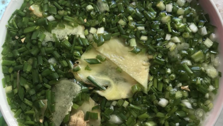 鲜肉包子,把姜洗净切薄片、香葱洗净切碎,放清水泡上二小时以上。