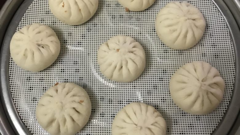 鲜肉包子,全部包好放入蒸笼里,我一共做了二十六个,我是在空调房里包的,包好后松弛30分钟。