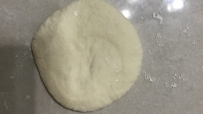 鲜肉包子,用手掌按扁。