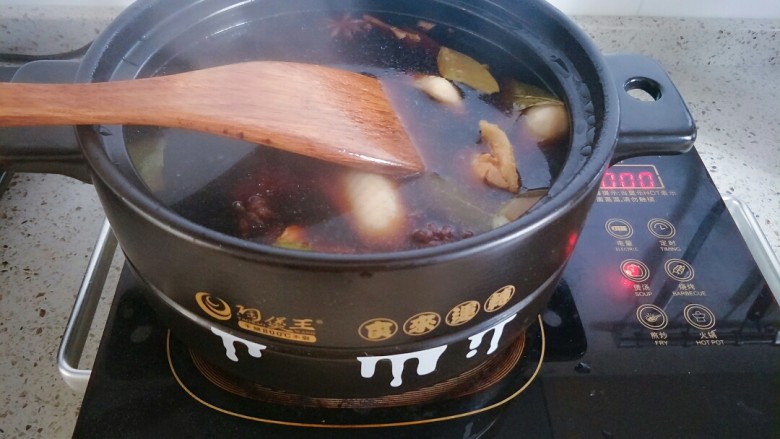 香卤鸡翅,把汤汁搅拌均匀,盖上锅盖大火烧开