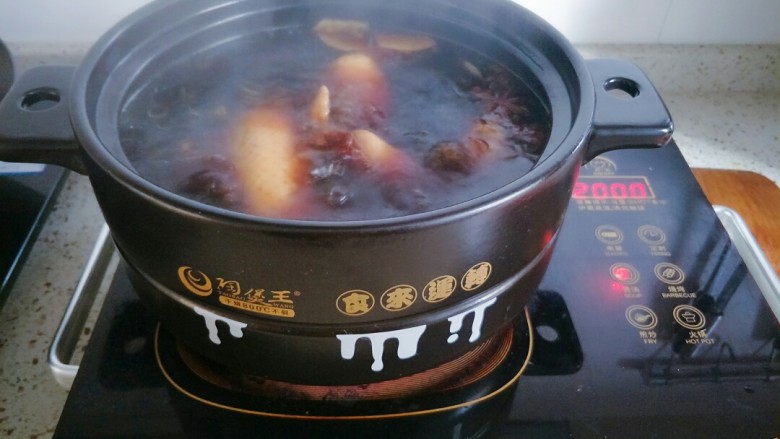 香卤鸡翅,汤开后品尝一下味道,汤汁要偏咸一点才好,转小火慢卤