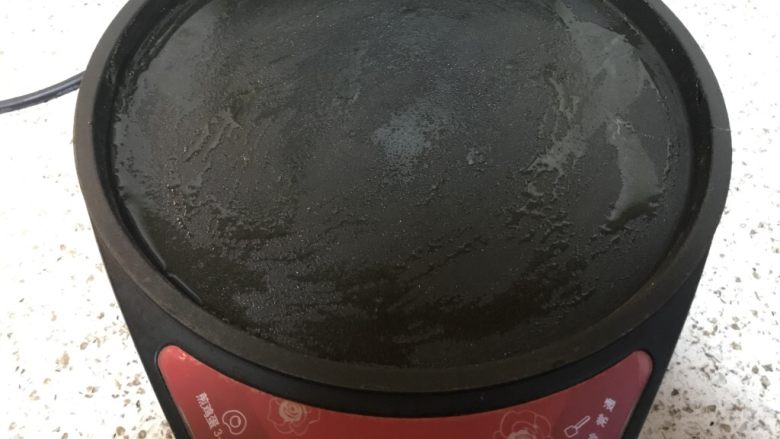 鸡蛋灌肉饼,电饼档涂上麻油,预热