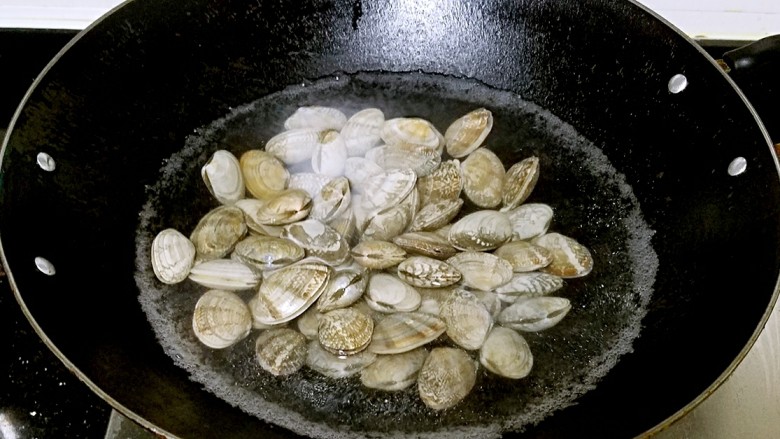 炒花甲,锅里烧开水,加入盐,油,<a style='color:red;display:inline-block;' href='/shicai/ 13417'>酒</a>将花甲下锅煮熟。