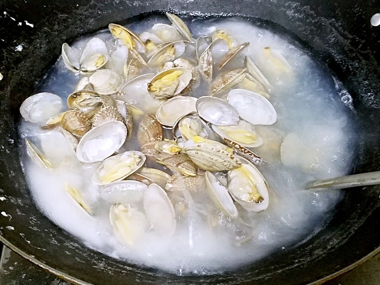 炒花甲,煮熟的花甲会开口,不开口的就是死了的不新鲜不能吃。