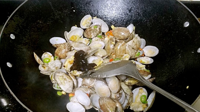 炒花甲,加入盐,鸡粉,磨豉酱(也可以用其他的酱代替)