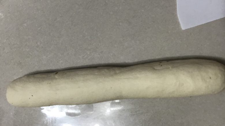 鲜肉包子,先取三份之一面面团,用二手搓长。