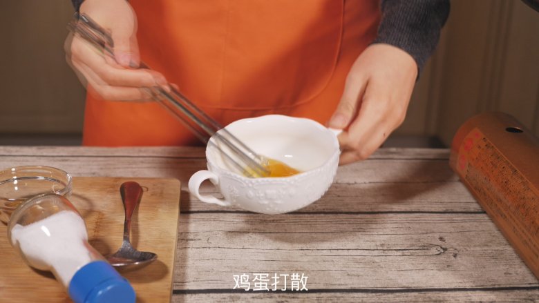 创意儿童餐 小鱼鸡蛋羹,将鸡蛋打散