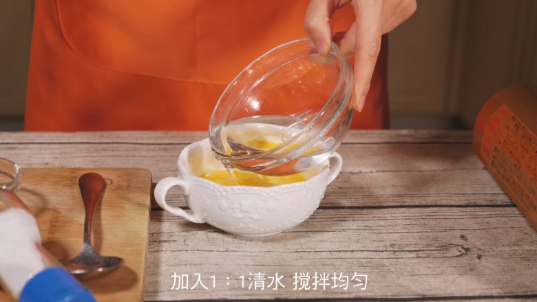 创意儿童餐 小鱼鸡蛋羹,加入1:1的清水,继续轻轻搅拌均匀