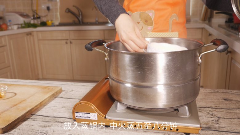 创意儿童餐 小鱼鸡蛋羹,放入蒸锅,中火蒸5-8分钟