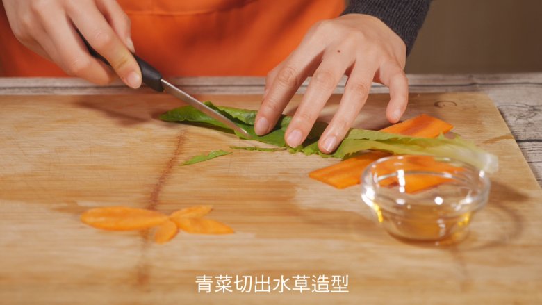 创意儿童餐 小鱼鸡蛋羹,青菜叶切条,模仿水草。