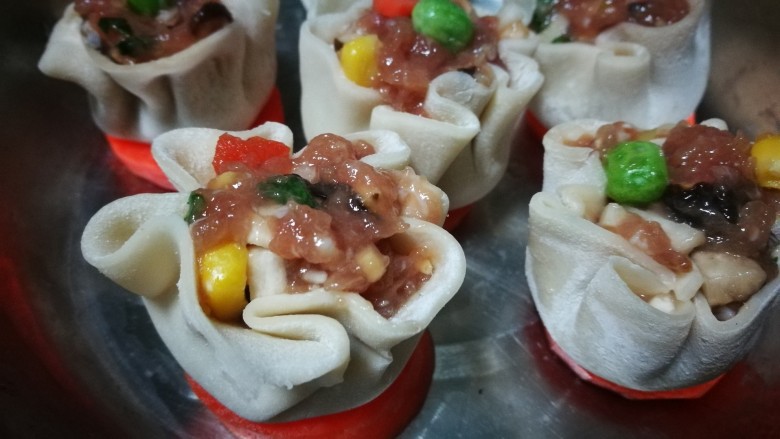 双菇烧麦,摆放在盘子中