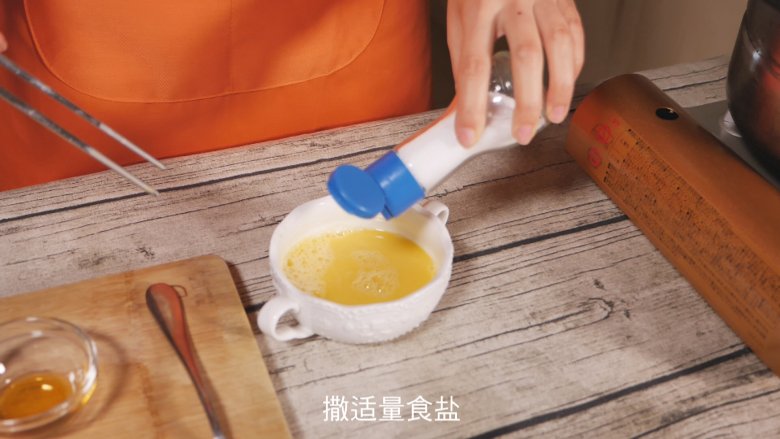 创意儿童餐 小鱼鸡蛋羹,撒微量的食盐(如果给小宝宝食用,不要放盐)