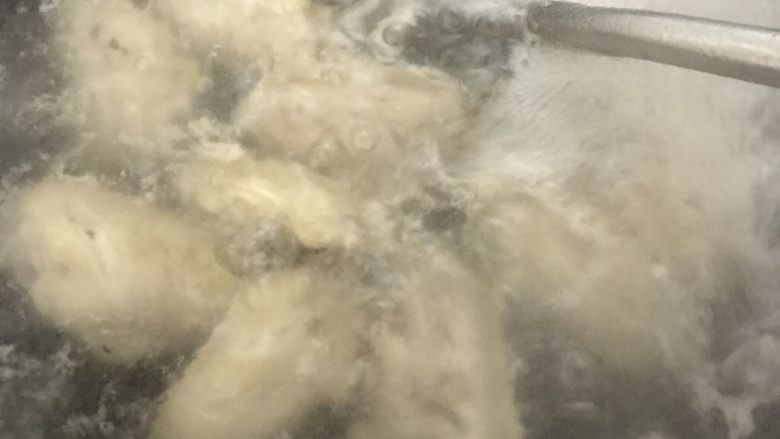 柠檬鸡翅,锅里水烧开,倒点料酒,把鸡翅中焯水,捞入血沫。煮至颜色变白,再捞起备用。