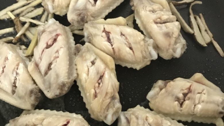 柠檬鸡翅,鸡翅中放入锅内,稍微煎一下。