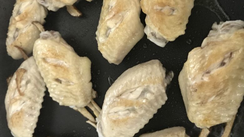 柠檬鸡翅,鸡翅中,两面煎至变色。