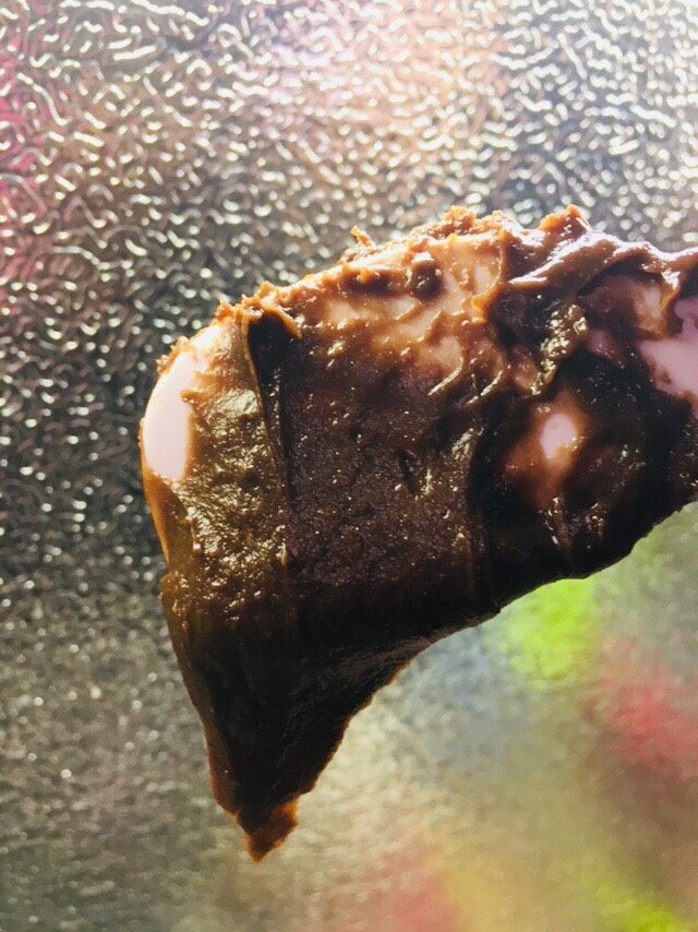 脏脏车轮泡芙,蛋液要边加边看状态,直到你拉起刮刀呈现倒三角就可以了。