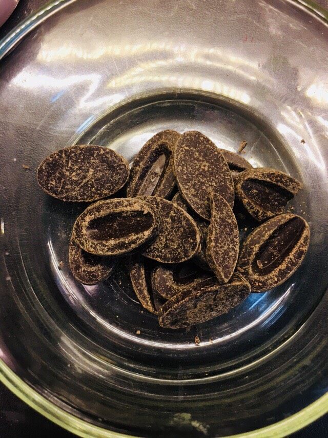 脏脏车轮泡芙,先来制作甘纳许,黑巧克力放到容器中