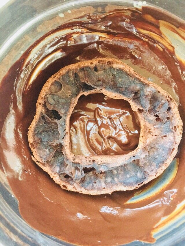 脏脏车轮泡芙,将抛开的上层,正面沾淋面酱料。