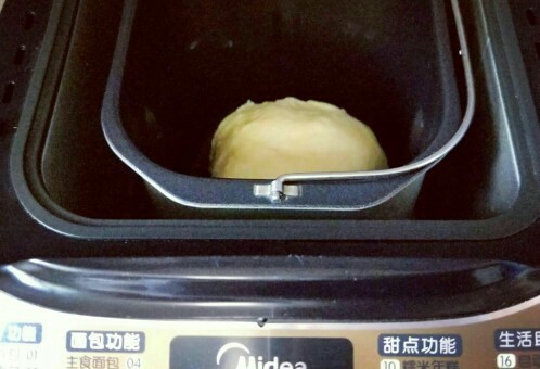 奶香小面包,再次启动面包机揉面功能20分钟。面团光滑有手套膜,可以进行发酵。启动面包机发酵功能,天热室温发酵也可以。(注意保持面团湿度,盖上盖子或者保鲜膜)