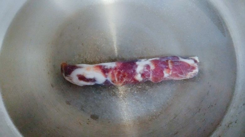 电饭煲+香菇腊香肠焖饭,锅里加冷水,放入香肠,盖上锅盖煮开(有些人觉得可以不用煮,但我还是建议煮一下,不仅好切一些,而且更卫生)