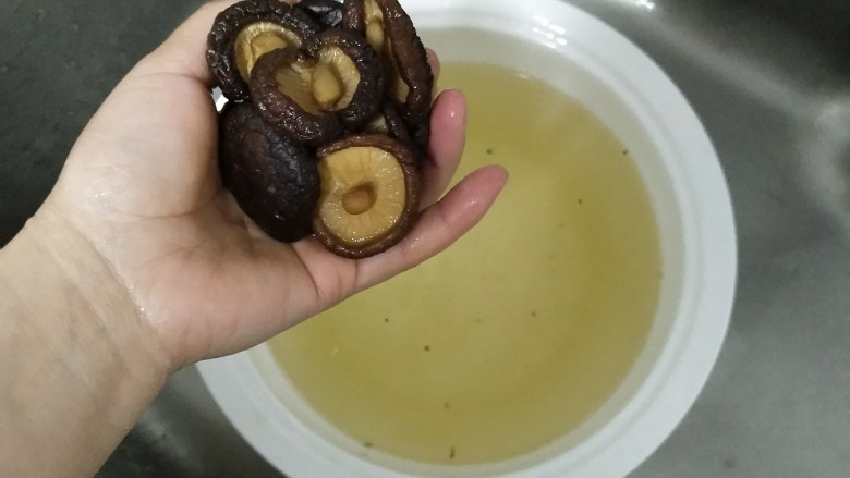 电饭煲+香菇腊香肠焖饭,捞起来的时候,可以看到水并不干净,我实在没法用前面的二道水来做饭