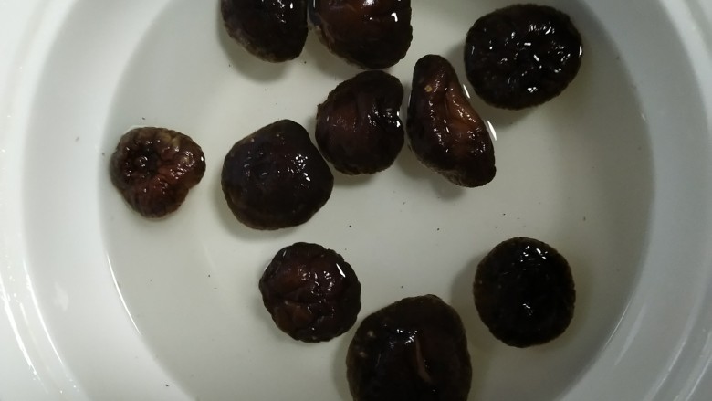 电饭煲+香菇腊香肠焖饭,然后换水,泡半个小时(可以看到有碎渣),记得把香菇底下那面朝下泡泡