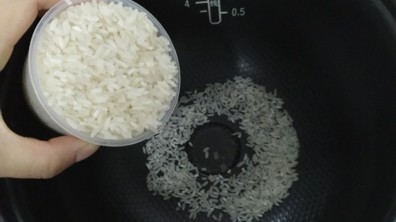 电饭煲+香菇腊香肠焖饭,我们两个人,我煮了一杯半的米