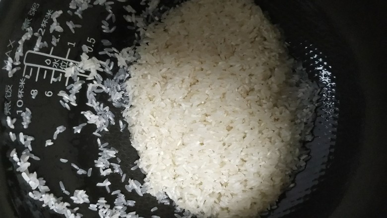 电饭煲+香菇腊香肠焖饭,洗米,不要超过三遍,会破坏米的营养