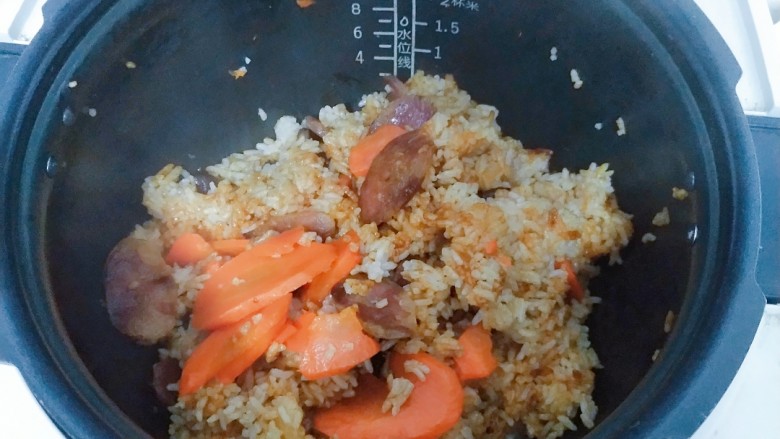 电饭煲+香菇腊香肠焖饭,<a style='color:red;display:inline-block;' href='/shicai/ 788'>生抽</a>两勺,<a style='color:red;display:inline-block;' href='/shicai/ 762'>老抽</a>一勺,搅拌均匀,然后倒到锅里,再进行搅拌。口味正常或偏淡的人,在之前洗米的时候是不需要加盐的,或者之前有加盐,那这里的时候酱油就可以少放一点。如果要加黄豆酱或者豆瓣酱,那就不要加<a style='color:red;display:inline-block;' href='/shicai/ 788'>生抽</a>和<a style='color:red;display:inline-block;' href='/shicai/ 762'>老抽</a>了。总之调料,看个人口味来放