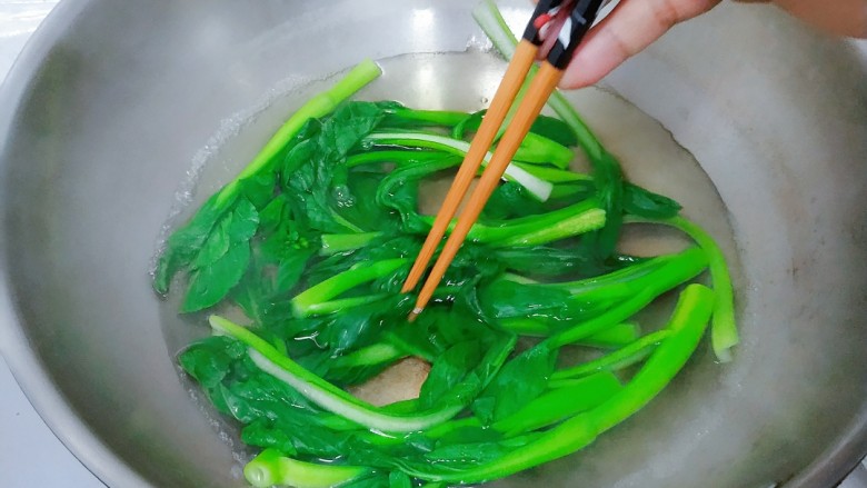 电饭煲+香菇腊香肠焖饭,然后再全部放里面烫一下，来回翻一下