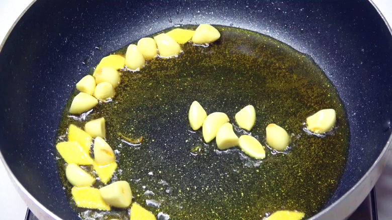 香锅牛蛙虾,起锅倒油,炒香姜蒜