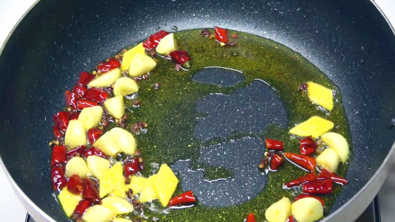 香锅牛蛙虾,继续炒香干辣椒,花椒