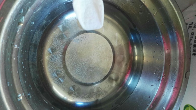 家常虾仁面疙瘩,碗中放入<a style='color:red;display:inline-block;' href='/shicai/ 156925'>水</a>和盐，搅拌均匀