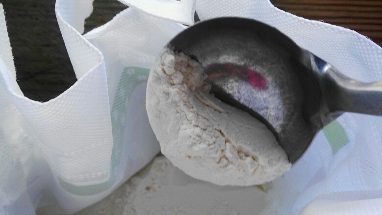 家常虾仁面疙瘩,放<a style='color:red;display:inline-block;' href='/shicai/ 519'>面粉</a>