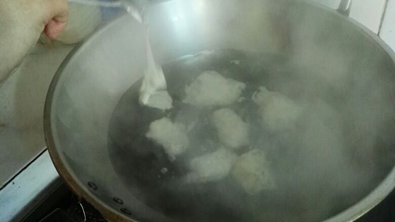 家常虾仁面疙瘩,水烧开到入块状面团