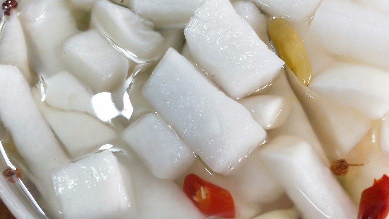 佐餐小菜~酸甜脆萝卜,吃多少取多少,我喜欢先吃片,丁和长条继续冷藏浸泡,时间久一点的越入味越好吃。