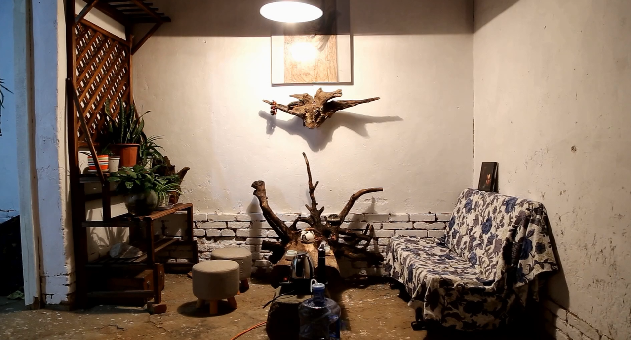 《野居青年》把院子里的老树根挖出来做个茶几，夜深了品上一杯清茶