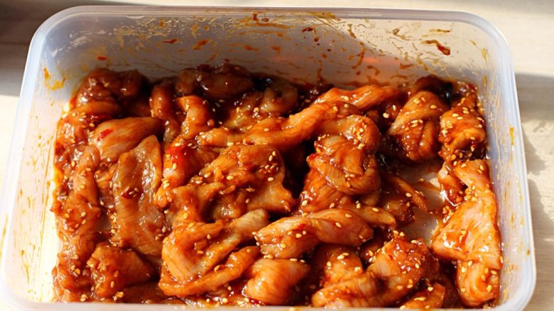 秘制牙签肉,最后倒入适量<a style='color:red;display:inline-block;' href='/shicai/ 762'>老抽</a>上色,腌制10分钟。