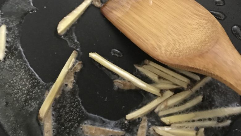 柠檬鸡翅(2),大火,锅热后倒少量油,再放入姜丝炒想。