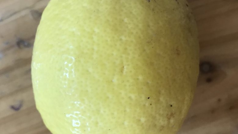 柠檬鸡翅(2),<a style='color:red;display:inline-block;' href='/shicai/ 595'>柠檬</a>用盐搓洗表皮。