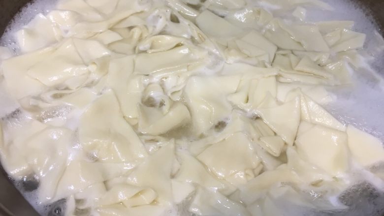 羊肉面片,放入面片,大火开锅