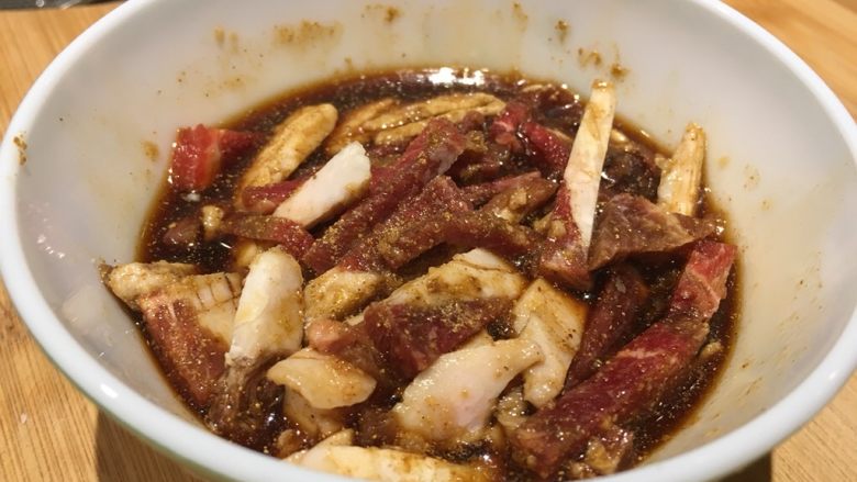 羊肉面片,搅拌均匀加入葱姜末