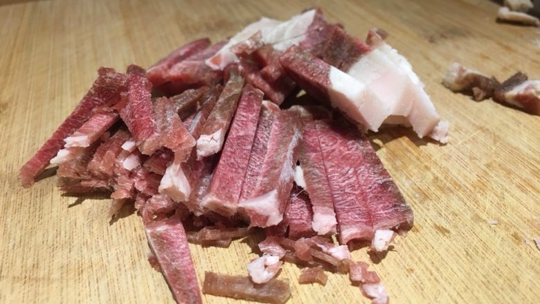 羊肉面片,此时准备<a style='color:red;display:inline-block;' href='/shicai/ 329'>羊肉</a>,切丝