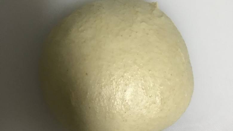 全麦豆沙麻薯肉松软欧面包,滚圆盖上保鲜膜发酵至2.5倍大,手指粘干粉轻戳不塌陷不回弹即发酵完成