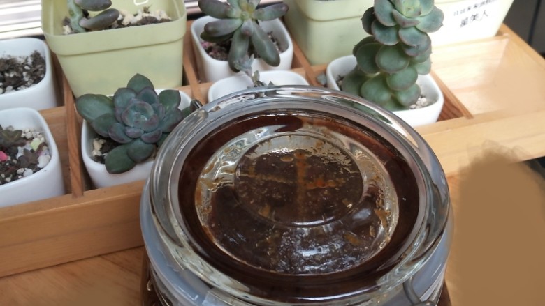 自制枣泥膏,最后加入红糖250g水50ml,所有的一起倒入砂锅熬