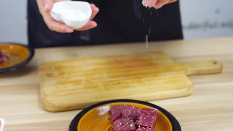 谁说牛排一定要搭配黑胡椒酱,这样做不仅好看也好吃呐,加入少许的盐