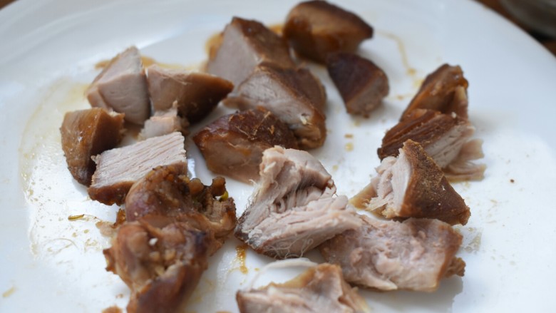 电饭煲+番茄饭,最好再准备点肉类。我准备了<a style='color:red;display:inline-block;' href='/shicai/ 4225'>卤牛肉</a>,还可以用火腿或者腊肠味道也很棒。